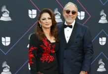 El renombrado productor Emilio Estefan celebró sus siete décadas de vida con una fiesta de temática disco en una discoteca en Miami, Florida (EE.UU.), y acompañado de su esposa Gloria Estefan, familiares y celebridades como el actor Andy García, Gloria Gaynor y la presentadora Cristina Saralegui, entre otros.