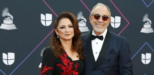 El renombrado productor Emilio Estefan celebró sus siete décadas de vida con una fiesta de temática disco en una discoteca en Miami, Florida (EE.UU.), y acompañado de su esposa Gloria Estefan, familiares y celebridades como el actor Andy García, Gloria Gaynor y la presentadora Cristina Saralegui, entre otros.