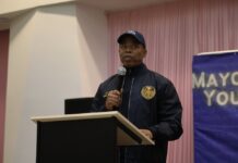Alcalde de Nueva York amaga con limitar el uso de mascarillas por seguridad El alcalde de Nueva York, Eric Adams, aseguró este lunes que las personas que usan mascarillas deberían entrar en las tiendas y supermercados sin ella, y no volver a ponérsela hasta que se encuentren en su interior, con el objetivo de evitar más robos en la ciudad. Credit: Violet Mendelsund/Mayoral Photo Office