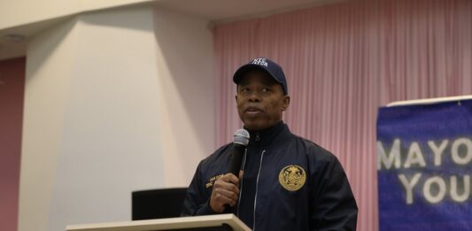 El alcalde de Nueva York, Eric Adams, aseguró este lunes que las personas que usan mascarillas deberían entrar en las tiendas y supermercados sin ella, y no volver a ponérsela hasta que se encuentren en su interior, con el objetivo de evitar más robos en la ciudad. Credit: Violet Mendelsund/Mayoral Photo Office