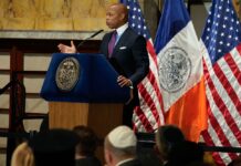 Nueva York creará oficina para atender a solicitantes de asilo La ciudad de Nueva York anunció este martes la creación de una oficina para atender a los solicitantes de asilo que han llegado en masa en los últimos meses a la ciudad y cuyo número, según datos oficiales, supera los 30.000, tras llegar a 50.000 en abril, lo que desató una crisis humanitaria ante el desbordamiento de los servicios públicos.