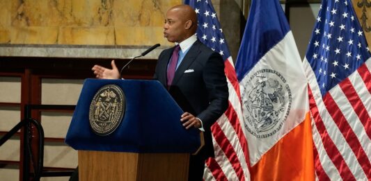La ciudad de Nueva York anunció este martes la creación de una oficina para atender a los solicitantes de asilo que han llegado en masa en los últimos meses a la ciudad y cuyo número, según datos oficiales, supera los 30.000, tras llegar a 50.000 en abril, lo que desató una crisis humanitaria ante el desbordamiento de los servicios públicos.