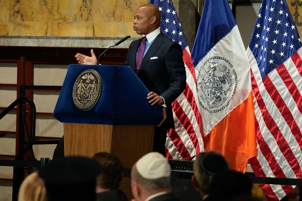 Eric Adams-nycmayorsoffice La ciudad de Nueva York anunció este martes la creación de una oficina para atender a los solicitantes de asilo que han llegado en masa en los últimos meses a la ciudad y cuyo número, según datos oficiales, supera los 30.000, tras llegar a 50.000 en abril, lo que desató una crisis humanitaria ante el desbordamiento de los servicios públicos.