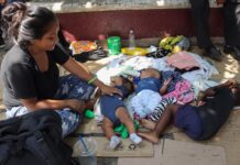 La frontera sur de México vive un 8M con miles de mujeres migrantes varadas Estela Jhoanny López, migrante de Ecuador, permanece a lado se sus hijos hoy, en una plaza del municipio de Tapachula