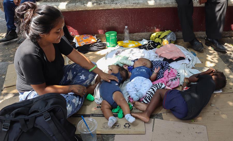Estela Jhoanny López, migrante de Ecuador, permanece a lado se sus hijos hoy, en una plaza del municipio de Tapachula Estela Jhoanny López, migrante de Ecuador, permanece a lado se sus hijos hoy, en una plaza del municipio de Tapachula