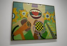 El arte político del brasileño Antonio Henrique Amaral, que criticó la dictadura en su país a través de unas famosas pinturas de estética pop que retrataban bananas destrozadas por tenedores, resuena de nuevo en Nueva York, la ciudad que durante años le dio refugio y libertad.