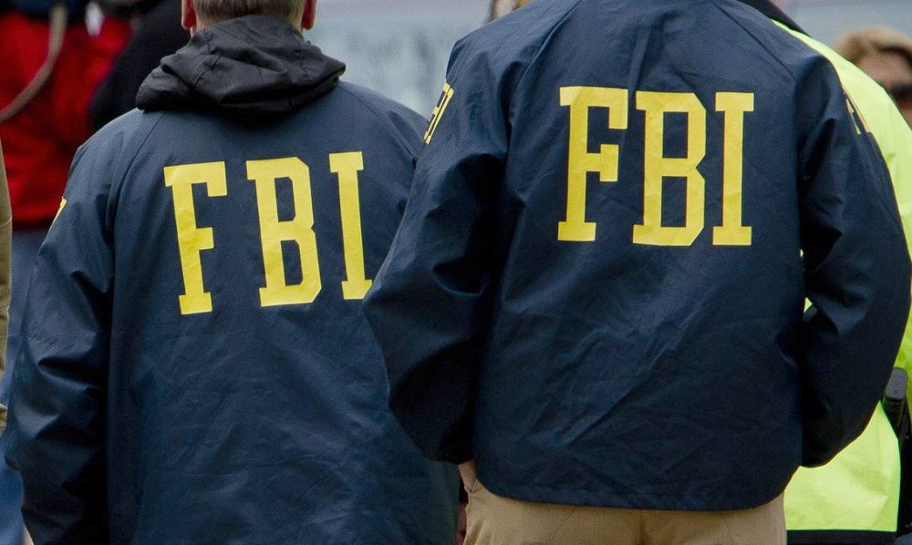 FBI Dos mexicanos fueron arrestados en Connecticut por el tráfico ilegal de personas a los que alojaban en su casa en la ciudad de Hartford, capital del estado, y forzaban a trabajar bajo amenazas si no pagaban tarifas, intereses y otros gastos de manutención exorbitantes, informaron hoy la fiscalía general y el FBI.