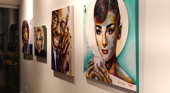 Una toma parcial con algunas de las obras de Albertus Joseph, quien posee una historia personal incre&iacute;ble y un talento impresionante, que se pueden apreciar parcialmente en la nueva muestra.