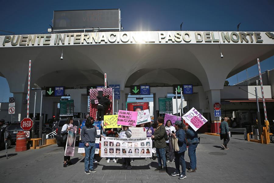 Familiares e integrantes del colectivo Red Mesa de Mujeres realizaron una protesta (3) Familiares e integrantes del colectivo Red Mesa de Mujeres realizaron una protesta (3)
