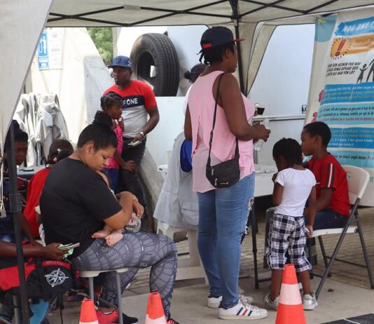 Niños migrantes en frontera sur de México encuentran alivio en ayuda de ONG migrantes