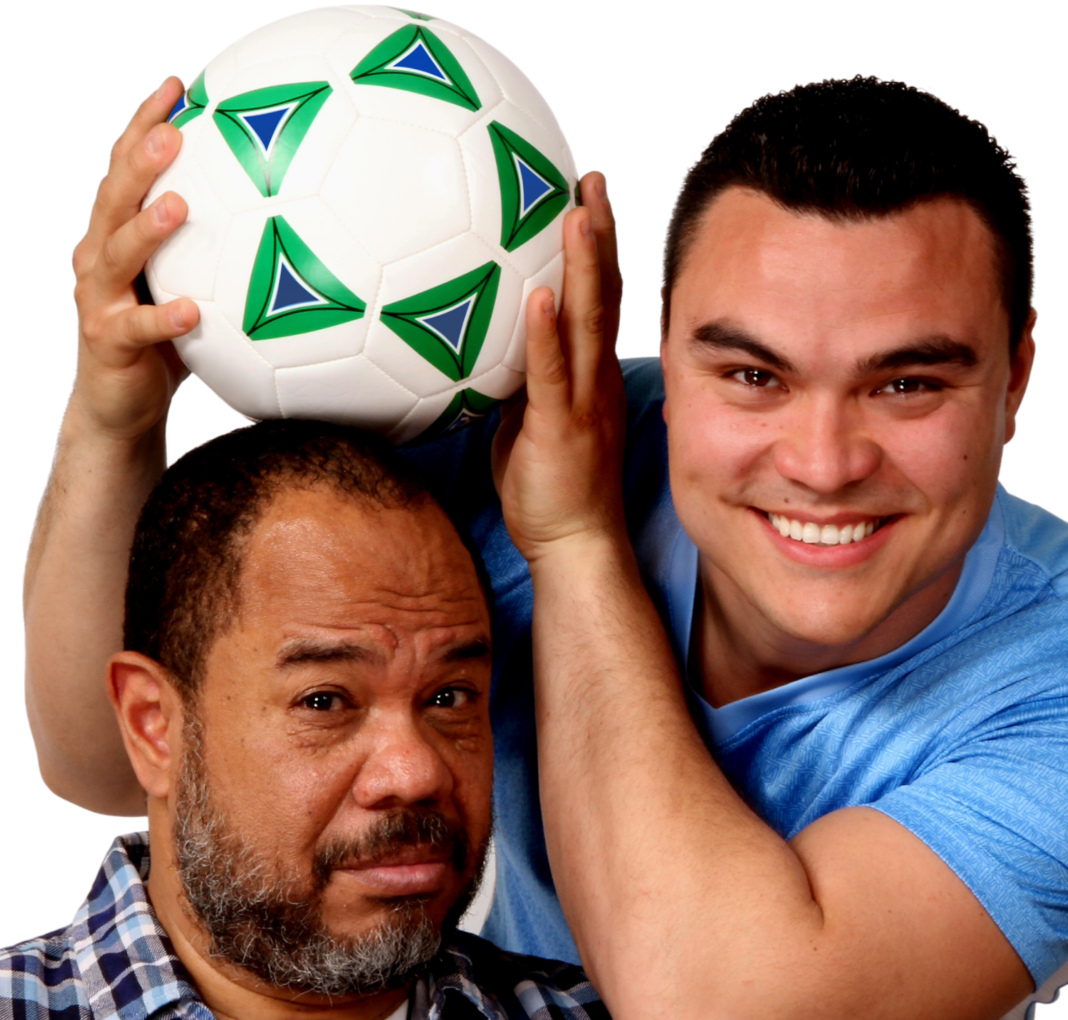 Gol Josean y William 1 Latinx Performance Ensemble presenta el estreno en Estados Unidos de la comedia romántica “El gol de Alex” del dramaturgo español Antonio Hernández Centeno, protagonizada por Josean Ortiz y William Pérez, bajo la dirección de Josean Ortiz. Foto: Luis Carle