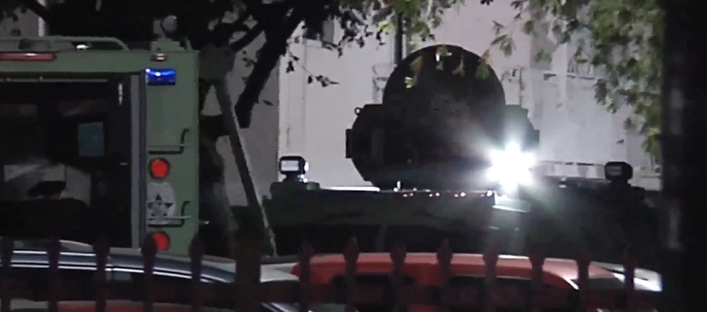 HOmbre asesina a otro Un hombre que disparó mortalmente a un vecino y luego se atrincheró en su apartamento del suroeste de Miami, Florida (EE.UU.), resultó abatido por un equipo de Armas y Tácticas Especiales (SWAT) que intentó una negociación durante horas e incluso envió un robot especial que el atacante destruyó a tiros.