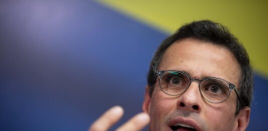 El precandidato presidencial Henrique Capriles aseguró este lunes que el jefe de Estado de Venezuela, Nicolás Maduro, apostará por la abstención y división de la oposición en las elecciones de 2024, por lo que llamó a líderes del antichavismo a "encontrarse" en una causa común para poner fin al poder chavista.
