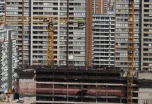 América, en búsqueda de reducir la "esclavitud" de eternas jornadas laborales Hombres trabajan en la obra de construcción de un edificio