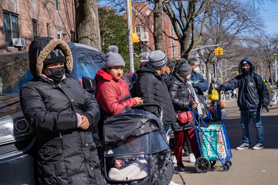 Inmigrates en NY La ciudad de Nueva York anunció este lunes que va a abrir dos nuevos centros de emergencia para acoger a demandantes de asilo llegados a la ciudad -en su mayoría venezolanos- y que compensarán el cierre ya previsto de un albergue temporal que había sido instalado en una terminal de cruceros.