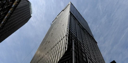 El director ejecutivo de JPMorgan Chase, Jamie Dimon, está liderando una nueva ronda de conversaciones con otros grandes bancos estadounidenses para intentar estabilizar el golpeado First Republic bank, cuyas acciones se desplomaban hoy más de un 40 % a pesar de la inyección de capital de 30.000 millones de dólares que recibió el pasado jueves, informó el periódico The Wall Street Journal.
