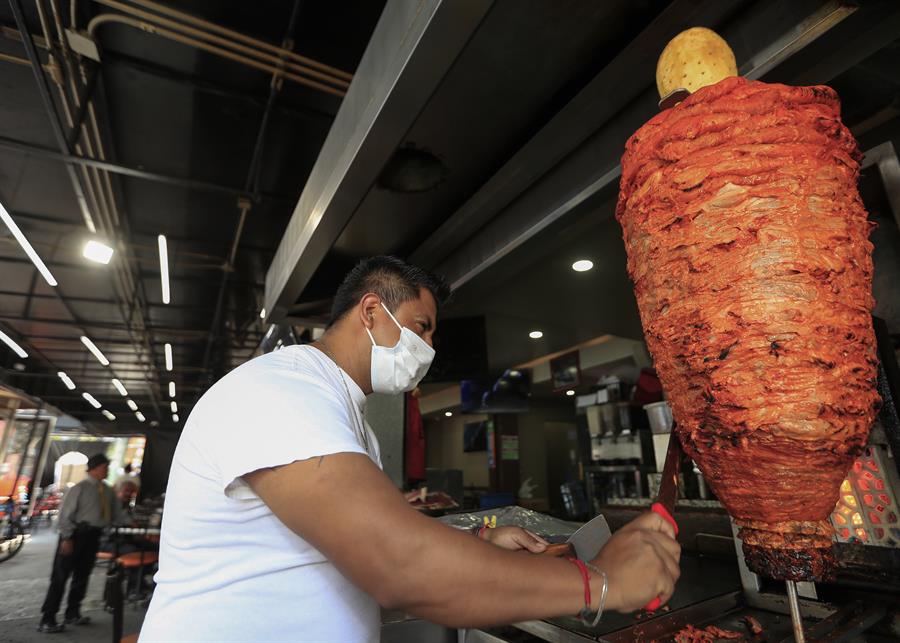 Javier Torres, trabajador de la taqueria Los Primos, prepara tacos