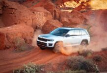 Los autos híbridos enchufables a la corriente son para muchos lo mejor de ambos mundos. Usando solo las baterías, modelos como el Toyota RAV4 Prime pueden recorrer hasta 42 millas o 67 kilómetros solo con electricidad, y cuando las baterías se agoten, la marcha continua a gasolina, sin la presión o la angustia provocada por la ansiedad de la autonomía.