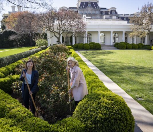 La primera dama de Estados Unidos, Jill Biden, y la nieta del líder sindical César Chávez plantaron en los jardines de la Casa Blanca unas rosas rojas en honor a ese defensor de los derechos de los trabajadores del campo que se hizo popular al grito de "¡Sí se puede!".