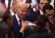 Biden se reúne con víctimas de un tiroteo y propone más controles a las armas