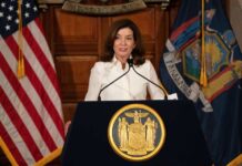 Gobernadora de Nueva York pide calma a neoyorquinos tras quiebra de Signature La gobernadora de Nueva York, Kathy Hochul, dijo este lunes que el sistema bancario de Nueva York sigue siendo seguro tras la quiebra del banco regional Signature Bank este fin de semana.