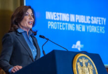 Nueva York registró en 2022 menos asesinatos pero más violaciones La ciudad de Nueva York registró en 2022 un total de 438 asesinatos, un 10 % menos que en 2021, según estadísticas oficiales anunciadas hoy por las autoridades estatales, que desvelan, sin embargo, un aumento de las violaciones, los robos y la delincuencia en general. foto de McGeeOffice of Governor Kathy Hochul