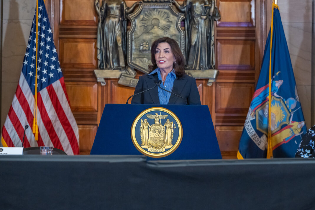 Kathy Hochul Foto de Darren McGeeOffice of Governor Kathy Hochu En la ciudad de Nueva York solo unos pocos dispensarios tienen la licencia para vender marihuana, cuyo uso recreativo es legal en el estado desde 2021, sin embargo miles de tiendas y puestos ambulantes ofrecen todo tipo de productos derivados del cannabis y ahora las autoridades quieren sofocar esta proliferación.