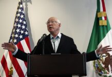 El embajador de Estados Unidos en México, Ken Salazar, instó este viernes a la colaboración entre las agencias de seguridad de ambos países para combatir a los cárteles mexicanos, después del secuestro de cuatro estadounidenses en la ciudad fronteriza de Matamoros y el asesinato de dos de ellos.