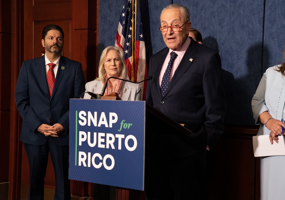 Kirsten Gillibrand y senadores- foto twitter La Senadora Kirsten Gillibrand, el líder del Senado Charles E. Schumer, el Senador Richard Blumenthal y la Comisionada Residente Jenniffer González-Colón (R-PR) anunciaron la introducción de la legislación bipartidista, Equidad en la Asistencia Nutricional de Puerto Rico.