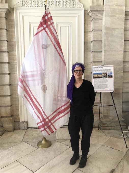 La artista espa&ntilde;ola Elena del Rivero posa frente a uno de sus trapos sucios de cocina, que forman parte de su proyecto "Home Address", hoy en la escalinata de la Alcald&iacute;a de Nueva York (EE. UU).