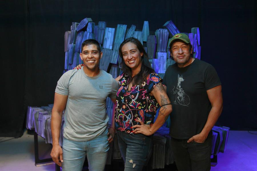La directora del Centro Internacional de Animaci&oacute;n Taller del Chucho, Ang&eacute;lica Lares (c), el asistente de direcci&oacute;n de arte, Salvador Rodr&iacute;guez (i) y el animador mexicano Luis T&eacute;llez
