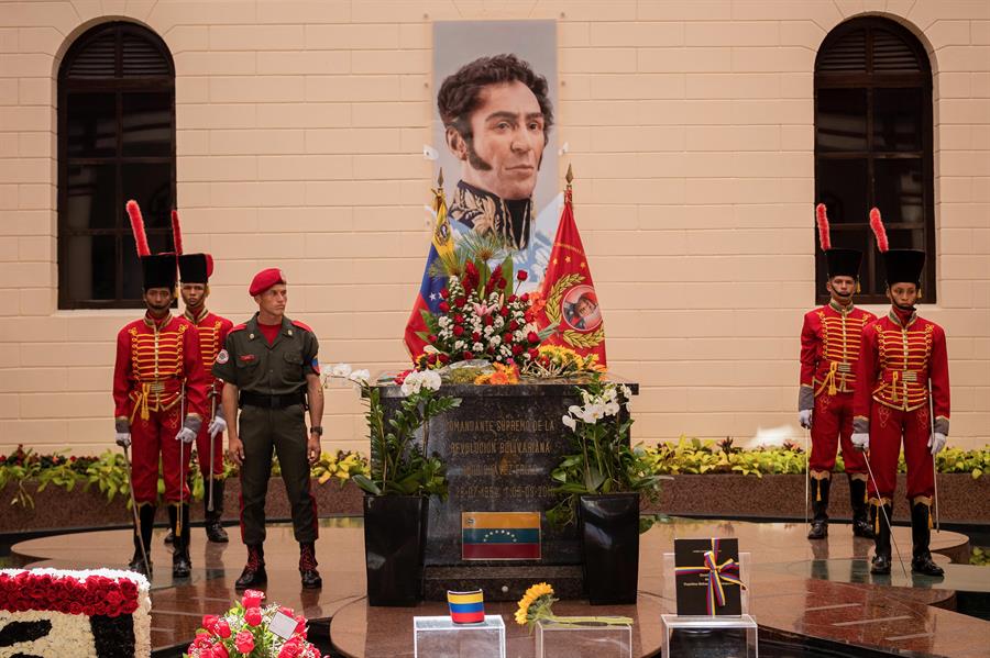 La guardia de honor junto a la tumba del expresidente de Venezuela Hugo Chávez (2)