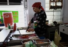 Migrantes se incorporan a trabajos en México mientras intentan cruzar a EE.UU. La migrante venezolana Angélica Colmenares trabaja en un negocio de comida rápida en Ciudad Juárez, Chihuahua (México).