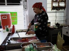 La migrante venezolana Angélica Colmenares trabaja en un negocio de comida rápida en Ciudad Juárez, Chihuahua (México).