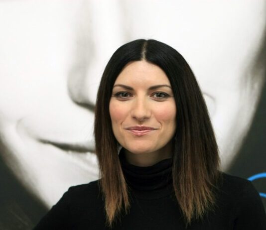 Pausini celebrará su luna de miel con una gira mundial que incluye América La cantante italiana Laura Pausini anunció este miércoles todas las fechas de su próxima gira mundial, que se suman a sus conciertos especiales en Venecia (Italia) y Sevilla (España) y que, tras su arranque el 8 de diciembre en Italia, contará con América entre sus paradas.