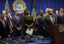 Arrestan a tres personas en Nueva York y desarticulan red de tráfico de armas Letitia James y Eric Adams.