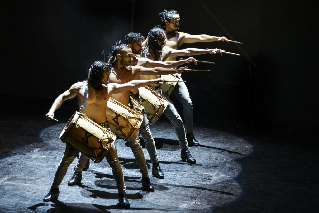 Los talentosos y apuestos bailarines de Malevo, usan m&uacute;sica moderna y tradicional para presentar una rutina r&iacute;tmica de malambo, una de las m&aacute;s espectaculares danzas folcl&oacute;ricas latinoamericanas, utilizando el bombo leg&uuml;ero y las boleadoras.