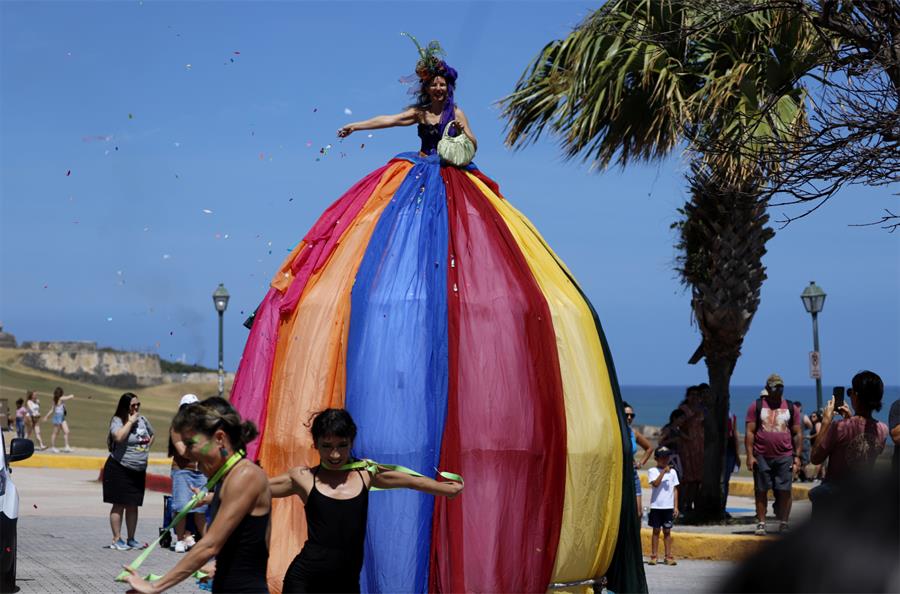 Maite Rivera, una de las organizadoras del Circo Fest, desfila con una de las comparasa