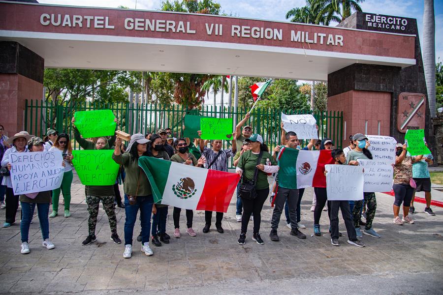 En Monterrey, estado de Nuevo León, norte del país, los manifestantes se reunieron afuera de las instalaciones de la Séptima Zona Militar