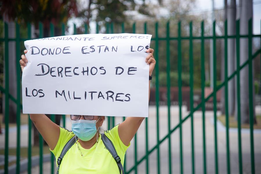 Manifestantes muestran carteles de apoyo a favor del Ejército Mexicano (3)
