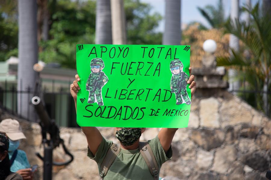 Manifestantes muestran carteles de apoyo a favor del Ejército Mexicano (4)