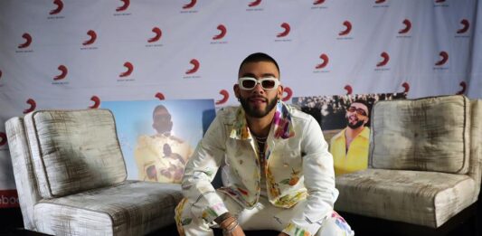 El cantante colombiano Manuel Turizo lanzó este viernes su esperado tercer álbum, "2000", del que ya vieron la luz varios temas que alcanzaron lo más alto de las listas de éxitos musicales mundiales, como "La Bachata" o "El Merengue".