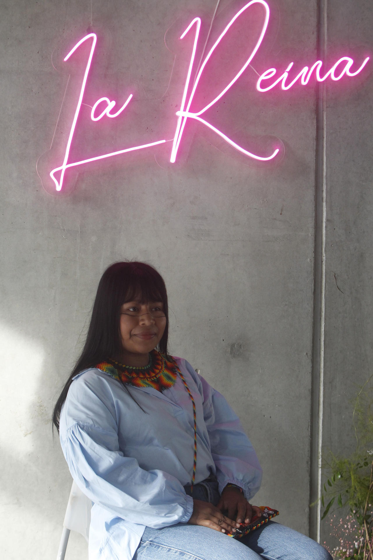 Maritza Siagama, representante de la comunidad Embera y una de las protagonistas del nuevo video "La Reina" del cantante colombiano Malum
