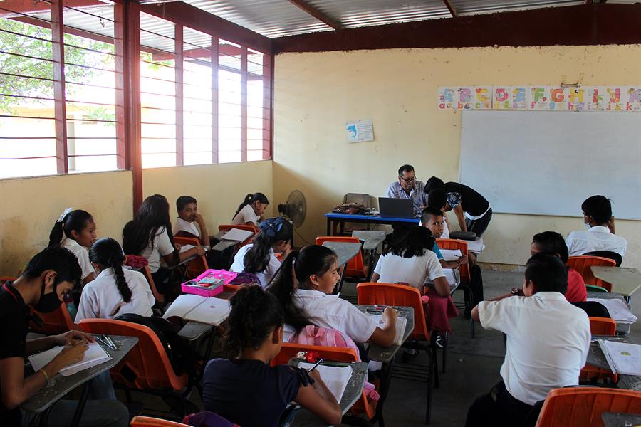 Menores migrantes asisten a clase (2)