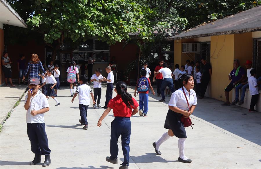 Menores migrantes asisten a clase (2)