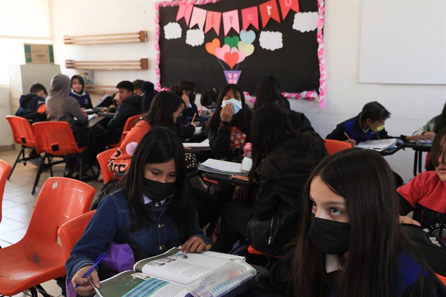 Menores migrantes asisten a clase (3)