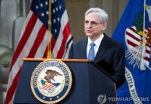EE.UU. trabaja con México para investigar la muerte de dos estadounidenses El fiscal general de Estados Unidos, Merrick Garland, confirmó este martes que su oficina trabaja junto a las autoridades mexicanas para investigar la muerte de dos estadounidenses en el país latinoamericano, que fueron hallados hoy junto a dos supervivientes en Matamoros (Tamaulipas).
