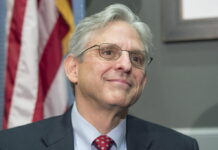 El fiscal general de EE.UU. pide en Ucrania investigar crímenes de guerra rusos El fiscal general de Estados Unidos, Merrick Garland, visitó este viernes la ciudad ucraniana de Leópolis para participar en una conferencia sobre justicia y firmó un memorándum de entendimiento con el Equipo Conjunto de Investigación (JIT) que investiga los crímenes de guerra rusos en el país.