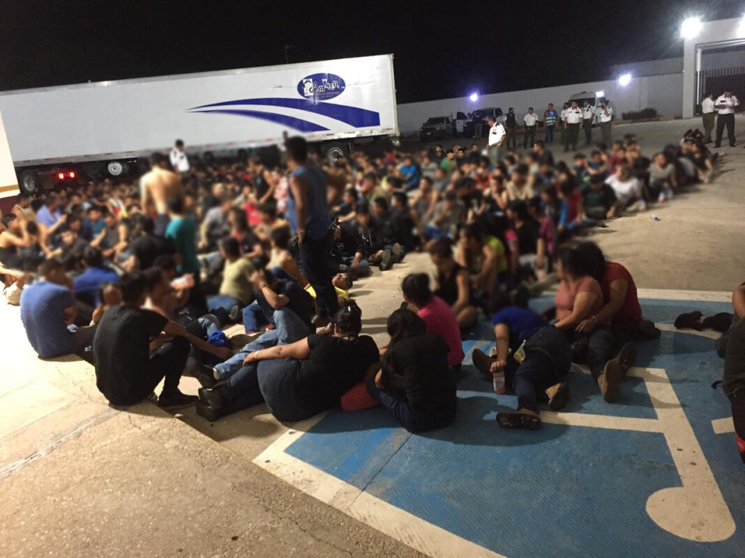 El Instituto Nacional de Migración (INM) de México rescató a 343 migrantes que se encontraban en la caja de un tráiler abandonado en el oriental estado de Veracruz, de los que 103 son menores de edad no acompañados y provienen de Guatemala, Honduras, El Salvador y Ecuador.