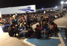México halla a 343 migrantes abandonados en un tráiler en el oriente del país El Instituto Nacional de Migración (INM) de México rescató a 343 migrantes que se encontraban en la caja de un tráiler abandonado en el oriental estado de Veracruz, de los que 103 son menores de edad no acompañados y provienen de Guatemala, Honduras, El Salvador y Ecuador.